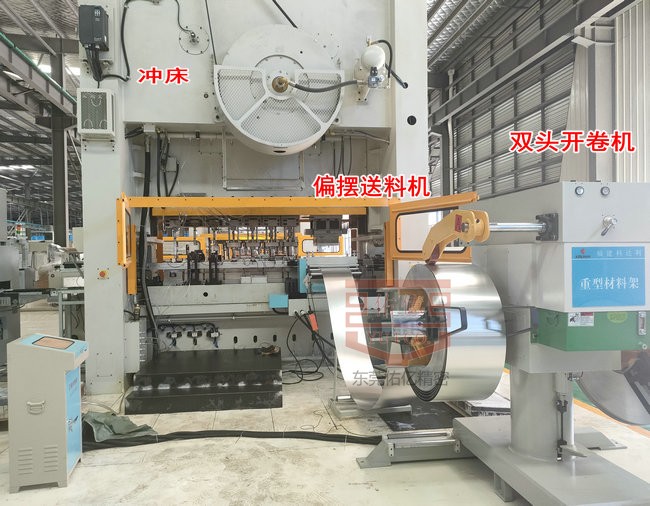U8国际三次元机械手联动偏摆送料机实现卷料多工序冲压